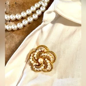 M. Jent Vintage Brooch Shiny Gold and Pearls